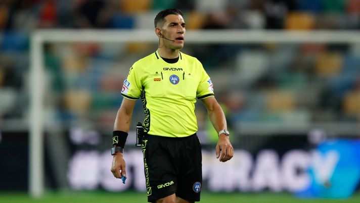 UDINE, ITALY - OCTOBER 23: Referee Paride Tremolada during the Serie A TIM match between Udinese Calcio and US Lecce at Bluenergy Stadium on October 23, 2023 in Udine, Italy. (Photo by Timothy Rogers/Getty Images) Napoli-Lecce, la moviola: male, anzi malissimo Tremolada. Manca un rigore su Politano - immagine 1