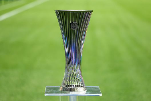 Wroclaw, Polonia - 28 maggio 2025: Il trofeo della Conference League. (Foto di Richard Heathcote/Getty Images) Conference League, che stangata: DAC Dunajska Streda escluso per multiproprietà- immagine 2