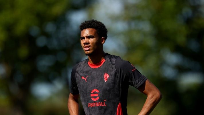 Odogu (difensore AC Milan), qui durante un allenamento a Milanello | (Getty Images) Milan, Odogu già 'idolo' dei tifosi: 'Sono sul carro. Grande personalità'