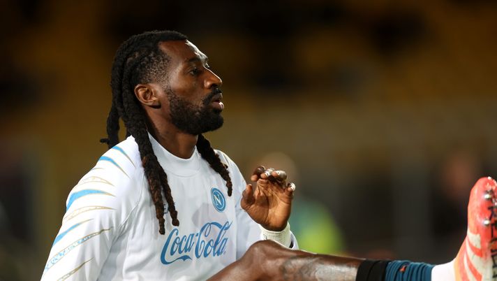 LECCE, ITALY - OCTOBER 28: Zambo Anguissa of SSC Napoli warms up prior to the Serie A match between US Lecce and SSC Napoli at Stadio Via del Mare on October 28, 2025 in Lecce, Italy. (Photo by Maurizio Lagana/Getty Images) Napoli, tegola pesantissima: lesione di alto grado per Anguissa, quanto starà fuori - immagine 1