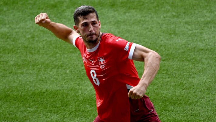 BERLIN, GERMANY - JUNE 29: Remo Freuler of Switzerland celebrates scoring his team's first goal during the UEFA EURO 2024 round of 16 match between Switzerland and Italy at Olympiastadion on June 29, 2024 in Berlin, Germany. (Photo by Dan Mullan/Getty Images) Gazzetta, arriva il voto extra large per Freuler contro l’Italia: che pagella! - immagine 1