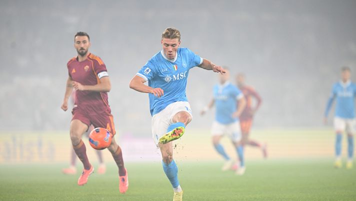 ROME, ITALY - NOVEMBER 30: Rasmus Hojlund in action during the Serie A match between AS Roma and SSC Napoli at Stadio Olimpico on November 30, 2025 in Rome, Italy. (Photo by SSCN Napoli/SSCN Napoli) Hojlund esulta al gol di Neres: “Quando sei a Roma…” LA FOTO - immagine 1