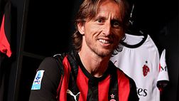 Luka Modric e la maglia del Milan, la firma sul numero 1…non sul 4…