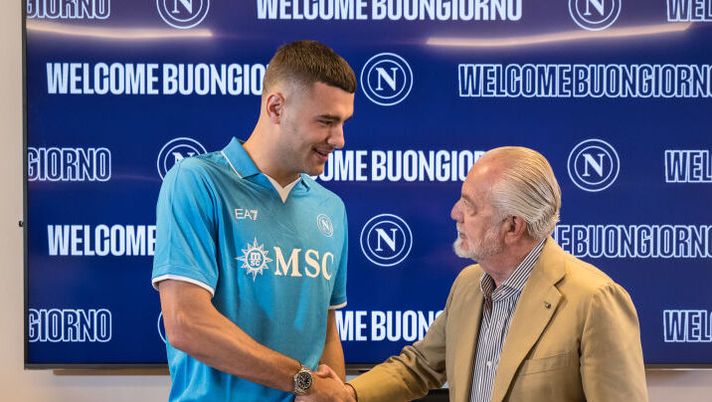 NAPLES, ITALY - JULY 13: Napoli unveils new signing Alessandro Buongiorno on July 13, 2024 in Rome, Italy. (Photo by SSC NAPOLI/SSC NAPOLI via Getty Images) Conte su Buongiorno: “Era molto ambito: abbiamo avuto l’appeal per prenderlo e significa che…” - immagine 1