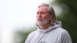 Robbie Savage, che fai? Il tecnico gallese fa 4 cambi dopo un minuto di partita, ma c’è un motivo