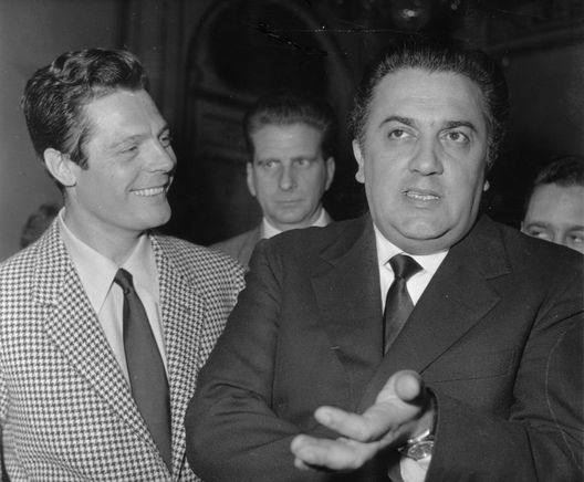 Mastroianni e Fellini durante la promozione del film, 1960. (Photo by Keystone/Getty Images) L’irrequietezza di Gasperini e l’annientamento totale di Conte: “La dolce vita” dipinge Roma-Napoli- immagine 2