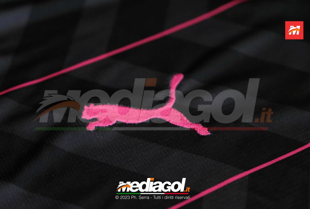 FOTO Palermo, inizia la vendita della seconda e terza maglia Puma 2023/2024 (Gallery) - immagine 14