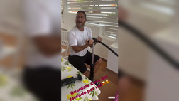 Totti alle prese con un gonfiabile in vacanza: la battuta sul tatuaggio è esilarante