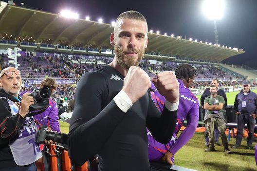 FLORENCE, ITALY - OCTOBER 6: David de Gea of ACF Fiorentina greets the fans after the Serie A match between Fiorentina and Milan at Stadio Artemio Franchi on October 6, 2024 in Florence, Italy. (Photo by Gabriele Maltinti/Getty Images) Sorrentino a VN: “De Gea ha stimoli, mi ha sorpreso! Ecco cosa farà Terracciano”- immagine 2