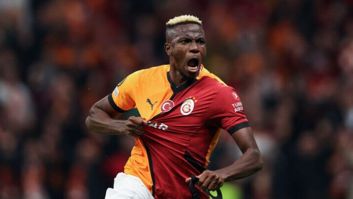 ISTANBUL, TURKEY - NOVEMBER 7: Victor Osimhen of Galatasaray celebrates after scoring his team's second goal during the UEFA Europa League 2024/25 League Phase MD4 match between Galatasaray A.S. and Tottenham Hotspur at Rams Park on November 7, 2024 in Istanbul, Turkey. (Photo by Ahmad Mora/Getty Images) Vicepresidente Galatasaray: “Osimhen è molto vicino, chiuderemo entro 48 ore” - immagine 1