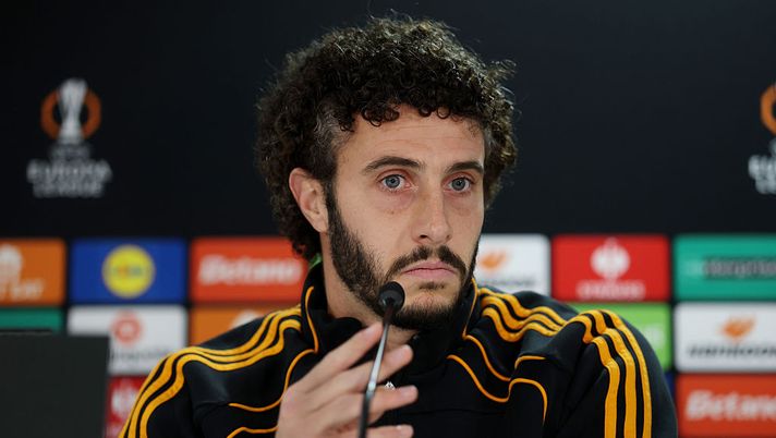 GLASGOW, SCOTLAND - DECEMBER 10: Mario Hermoso of AS Roma speaks to the media during a AS Roma Press Conference at Celtic Park on December 10, 2025 in Glasgow, Scotland. (Photo by Ian MacNicol/Getty Images) Hermoso: “Non mi sono chiarito con Folorunsho. La Lega deve spiegare” - immagine 1