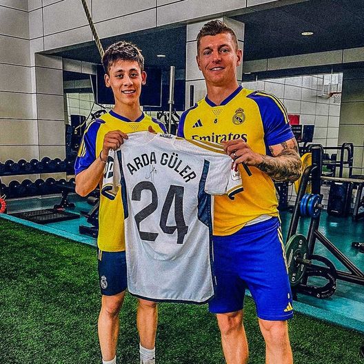 Arda Guler e Kroos (Foto tratta da profilo X @eurofootcom) Real Madrid, Kroos: 'Oggi non ci sono molti giocatori come Arda Guler'