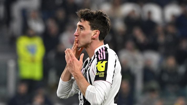 TURIN, ITALY - MARCH 07: Andrea Cambiaso of Juventus celebrates after scoring his team's first goal during the Serie A match between Juventus FC and Pisa SC at Juventus Stadium on March 07, 2026 in Turin, Italy. (Photo by Filippo Alfero - Juventus FC/Juventus FC via Getty Images) Romano – Cambiaso può lasciare la Juve: cosa risulta sul Chelsea e sullo scambio con Nicolas Jackson - immagine 1