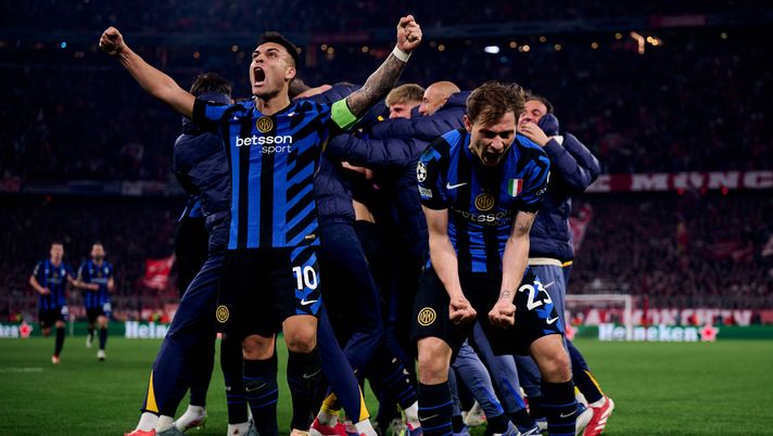 MUNICH, GERMANY - APRIL 08: Lautaro Martinez of FC Internazionale and Nicolò Barella of FC Internazionale celebrates after Davide Frattesi scoring his team's second goal during the UEFA Champions League 2024/25 Quarter Final First Leg match between FC Bayern München and FC Internazionale Milano at Fussball Arena Muenchen on April 08, 2025 in Munich, Germany. (Photo by Mattia Ozbot - Inter/Inter via Getty Images) Inter-Bayern Monaco, San Siro è un fortino. Ma i tedeschi in trasferta… - immagine 1