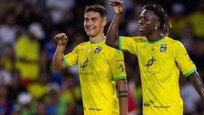 Dybala in campo nella “The Beautiful Game” organizzata da Ronaldinho - immagine 1