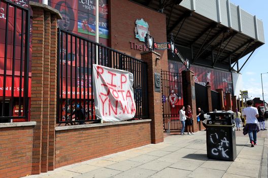 LIVERPOOL, INGHILTERRA- LUGLIO 03: Il tributo dell'Anfield a Diogo Jota. (Foto di Jess Hornby/Getty Images) Gondomar piange Diogo Jota: funerali con la maglia numero 20 tra lacrime e ricordi- immagine 2