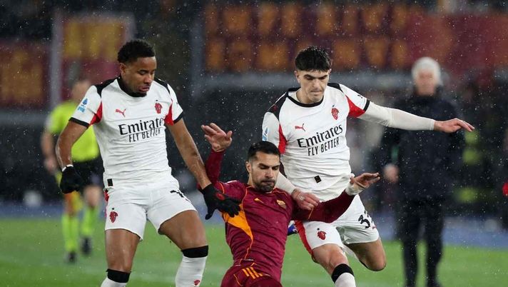 Christopher Nkunku e Davide Bartesaghi (giocatori AC Milan), qui durante Roma-Milan 0-0 (Serie A 2025-2026) | News (Getty Images) Roma-Milan 0-0 (45'): Maignan protagonista. Dov'è l'attacco? | Serie A News