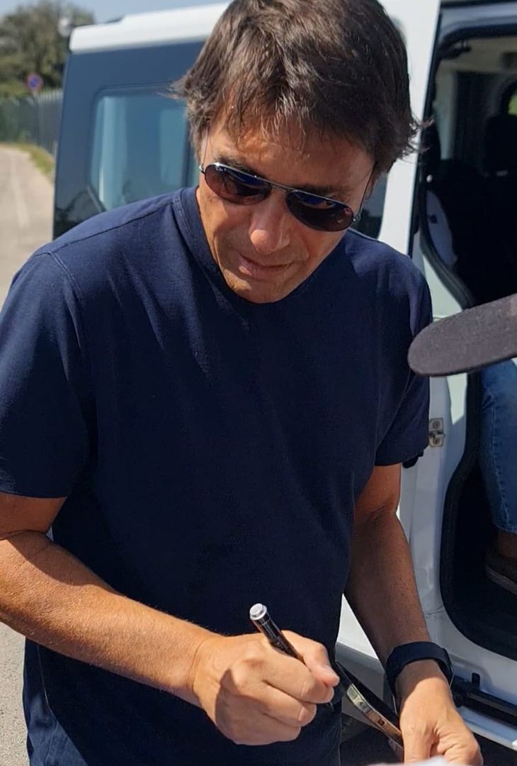 GALLERY Conte lascia il centro sportivo: concessi autografi e foto ai tifosi - immagine 7