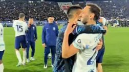 VIDEO / Inter, gioia in campo a Como. Calhanoglu riconsegna la fascia a Lautaro