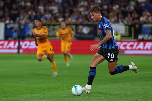BERGAMO, ITALY - AUGUST 24: Daniel Maldini of Atalanta runs with the ball during the Serie A match between Atalanta BC and Pisa SC at Gewiss Stadium on August 24, 2025 in Bergamo, Italy. (Photo by Francesco Scaccianoce/Getty Images)