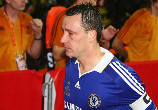 Terry dopo aver sbagliato il rigore decisivo nella finale di Champions League 2008. (Foto di Alex Livesey/Getty Images) Makélélé: “Champions 2008? Terry voleva fare l’eroe, siamo stati puniti”- immagine 3