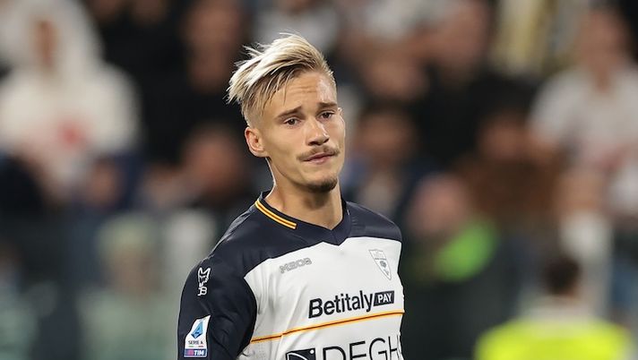 TURIN, ITALY - SEPTEMBER 26: Pontus Almqvist of US Lecce during the Serie A TIM match between Juventus and US Lecce at Allianz Stadium on September 26, 2023 in Turin, Italy. (Photo by Jonathan Moscrop/Getty Images) Almqvist può restare al fanta dopo l’addio al Lecce: c’è un interesse concreto in Serie A - immagine 1