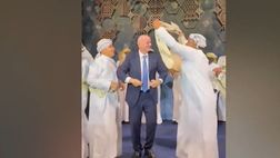 VIDEO / FIFA, Infantino balla scatenato una danza araba
