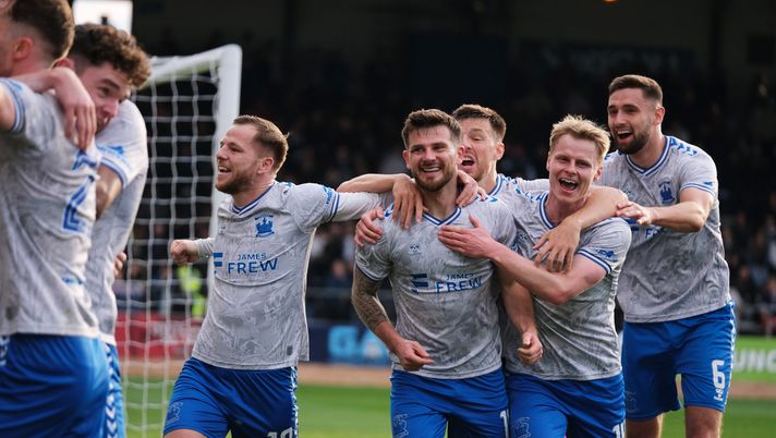 DUNDEE, SCOTLAND - OCTOBER 05: Kilmarnock's Matty Kennedy and teammates celebrate during the Scottish Premiership match between Dundee FC and Kilmarnock FC at Dens Park Stadium on October 05, 2024 in Dundee, Scotland. (Photo by Andrew Leinster/Getty Images) Dundee-Kilmarnock: anteprima, probabili formazioni e streaming - immagine 1