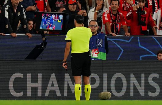Arbitro consulta il Var a bordocampo (Photo by Gualter Fatia/Getty Images) Var