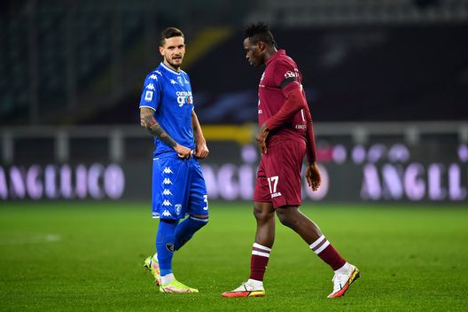 TURIN, ITALY - DECEMBER 02: Wilfried Singo of Torino FC walks past Riccardo Marchizza of Empoli after receiving a red card from referee Andrea Colombo during the Serie A match between Torino FC and Empoli FC at Stadio Olimpico di Torino on December 02, 2021 in Turin, Italy. (Photo by Valerio Pennicino/Getty Images) torino-empoli