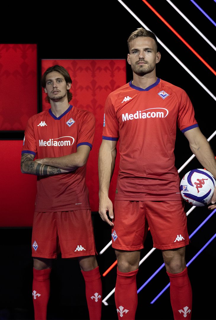 GALLERY – Tutte le migliori foto della nuova terza maglia in rosso - immagine 5