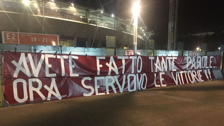 Torino-Cagliari, striscioni davanti alla Maratona: “Tante parole, ora servono le vittorie!” - immagine 1