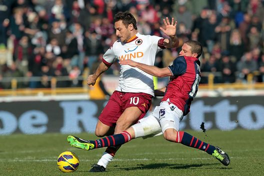 Francesco Totti in azione durante la sfida tra Roma e Bologna, il 27 gennaio 2013. (Foto di Gabriele Maltinti/Getty Images) Bologna-Roma