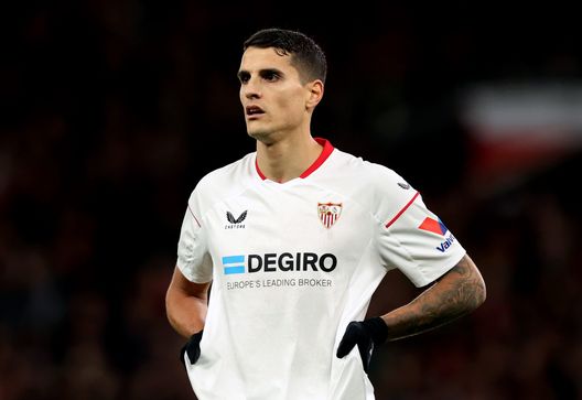 MANCHESTER, ENGLAND - APRIL 13: Erik Lamela of Sevilla during the UEFA Europa League quarterfinal first leg match between Manchester United and Sevilla FC at Old Trafford on April 13, 2023 in Manchester, England. (Photo by Catherine Ivill/Getty Images) roma