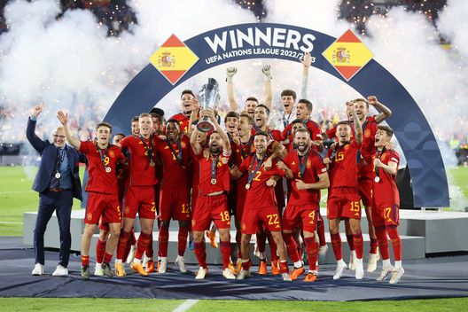 Jordi Alba della Spagna solleva il trofeo della UEFA Nations League dopo la vittoria della sua squadra nella finale della UEFA Nations League 2022/23 tra Croazia e Spagna al De Kuip, il 18 giugno 2023 a Rotterdam, Paesi Bassi. (Foto di Lars Baron/Getty Images) Nations League, Portogallo-Spagna: probabili formazioni e dove vederla in TV- immagine 2