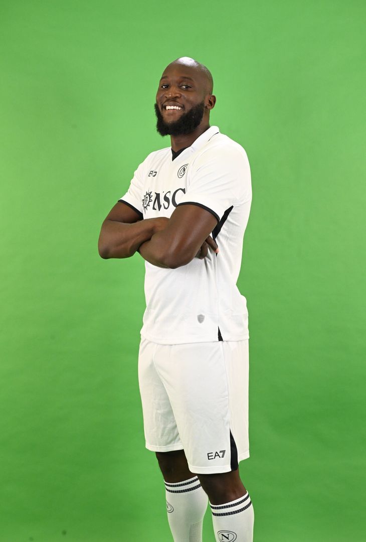 GALLERY Lukaku posa con la divisa del Napoli: gli scatti con la maglia azzurra e bianca - immagine 9