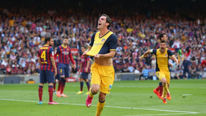 BARCELONA, SPAIN - MAY 17: Diego Godin of Club Atletico de Madrid celebrates after scoring his goal during the La Liga match between FC Barcelona and Club Atletico de Madrid at Camp Nou on May 17, 2014 in Barcelona, Spain. (Photo by Alex Livesey/Getty Images) Barcellona-Atletico Madrid History, la “finale scudetto” del 2014: quando Godín gelò il Camp Nou - immagine 1