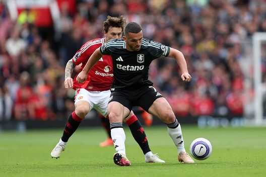 John McGinn dell'Aston Villa è messo sotto pressione da Victor Lindeloef del Manchester United durante il match del 25 maggio 2025 (Foto di Matt McNulty/Getty Images) Aston Villa fuori dalla Champions: la sconfitta con lo United scatena la polemica- immagine 2