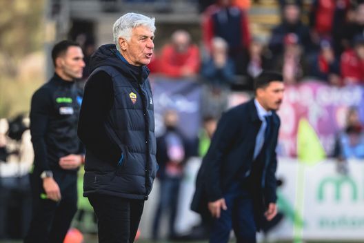 CAGLIARI, ITALY - DECEMBER 07: AS Roma coach Gian Piero Gasperini during the Serie A match between Cagliari Calcio and AS Roma at Stadio Sant'Elia on December 07, 2025 in Cagliari, Italy. (Photo by Fabio Rossi/AS Roma via Getty Images) Roma, Gasperini: “L’espulsione di Celik? Episodio chiaro, non come col Napoli…”- immagine 2
