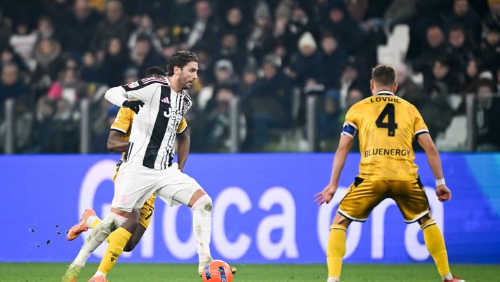 TURIN, ITALY - DECEMBER 02: Manuel Locatelli of Juventus controls the ball during the Coppa Italia match between Juventus and Udinese at Allianz Stadium on December 02, 2025 in Turin, Italy. (Photo by Daniele Badolato - Juventus FC/Juventus FC via Getty Images) Udinese News – Un finale già scritto: l’analisi del match in Coppa Italia - immagine 1