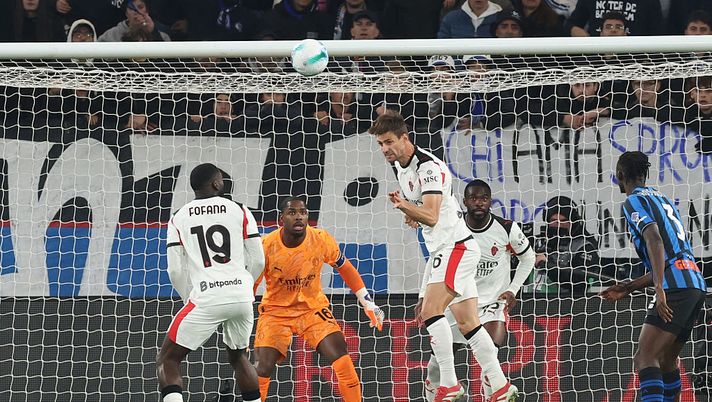 BERGAMO, ITALY - OCTOBER 28:  Matteo Gabbia of AC Milan in action during the Serie A match between Atalanta BC and AC Milan at Gewiss Stadium on October 28, 2025 in Bergamo, Italy. (Photo by Claudio Villa/AC Milan via Getty Images)  atalanta-milan-dichiarazioni-parole-dazn-giocatore-new-balance-arena-diretta-live-serie-a