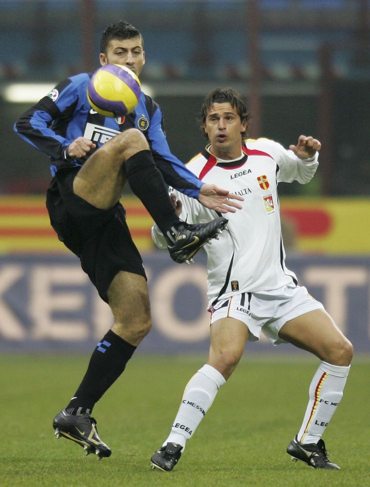 MILAN, ITALY - DECEMBER 17: Walter Samuel of Inter and Arturo Di Napoli of Messina in action during the Serie A match between Inter Milan and Messina at the Giuseppe Meazza Stadium on December 17, 2006 in Milan, Italy. (Photo by New Press/Getty Images) Palermo-Cosenza, al “Barbera” un solo successo per i calabresi: i precedenti- immagine 3