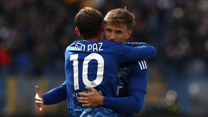 COMO, ITALY - SEPTEMBER 27: Nico Paz of Como 1907 celebrates with his team-mate Stefan Posch after scoring their team's first goal during the Serie A match between Como 1907 and US Cremonese at Giuseppe Sinigaglia Stadium on September 27, 2025 in Como, Italy. (Photo by Marco Luzzani/Getty Images) Fortino Sinigaglia, ma il Como cerca la svolta in trasferta - immagine 1