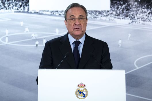MADRID, SPAIN - JANUARY 04: Real Madrid CF president Florentino Perez gives a speech as he comunicates the dismissal of Rafael benitez and announces Zinedine Zidane as new Real Madrid head coach at Santiago Bernabeu Stadium on January 4, 2016 in Madrid, Spain. (Photo by Gonzalo Arroyo Moreno/Getty Images) È arrivata la Super Lega- immagine 2