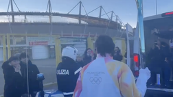 Torino, Moretti porta la fiamma olimpica di Milano Cortina (VIDEO)