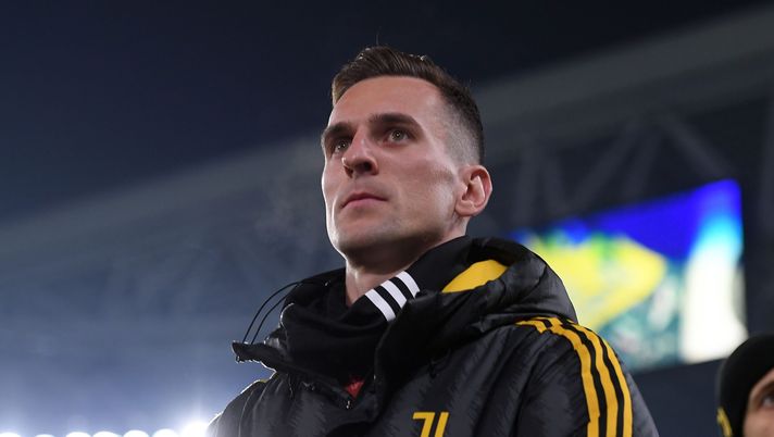 TURIN, ITALY - JANUARY 16: Arkadiusz Milik of Juventus looks on during the Serie A TIM match between Juventus and US Sassuolo - Serie A TIM at on January 16, 2024 in Turin, Italy. (Photo by Alessandro Sabattini/Getty Images) Juventus, anche Milik al passo d’addio? Quattro club interessati all’ex Napoli - immagine 1