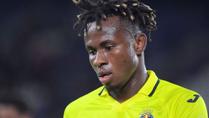Villarreal's Nigerian midfielder Samuel Chukwueze reacts during the UEFA Europa Conference League, 1st round day 3, Group C football match between Villarreal CF and FK Austria Wien at the Ciutat de Valencia stadium in Valencia on October 6, 2022. (Photo by Jose Jordan / AFP) (Photo by JOSE JORDAN/AFP via Getty Images) Milan, è fatta per Chukwueze ma non andrà in America: il motivo. Sulle visite… - immagine 1