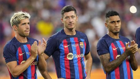 epa10110457 FC Barcelona's players (L-R) midfielder Sergi Roberto, striker Robert Lewandowski and Brazilian winger Rapinha react ahead of the Joan Gamper trophy soccer match between FC Barcelona and Pumas UNAM at Camp Nou stadium in Barcelona, Catalonia, Spain, 07 August 2022. EPA/Alejandro Garcia