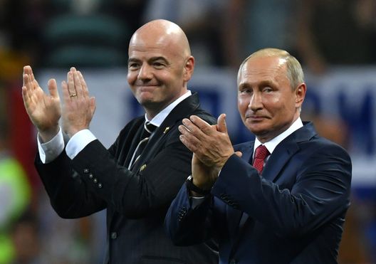 MOSCOW, RUSSIA - JULY 15: Il presidente della FIFA Gianni Infantino e il presidente della Russia Vladimir Putin applaudono i giocatori dopo la finale della Coppa del Mondo FIFA 2018 tra Francia e Croazia allo stadio Luzhniki, il 15 luglio 2018 a Mosca, Russia. (Foto di Dan Mullan/Getty Images) FIFA, Infantino: “L’esclusione della Russia ha alimentato odio”- immagine 2