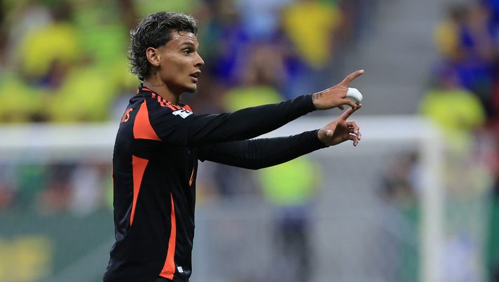 BRASILIA, BRAZIL - MARCH 20: Richard Rios of Colombia reacts during the South American FIFA World Cup 2026 Qualifier match between Brazil and Colombia at Mane Garrincha Stadium on March 20, 2025 in Brasilia, Brazil. (Photo by Buda Mendes/Getty Images) Roma, trattativa no-stop per Rios. Piace Bissouma. Trigoria, domani l’inizio del ritiro- immagine 1